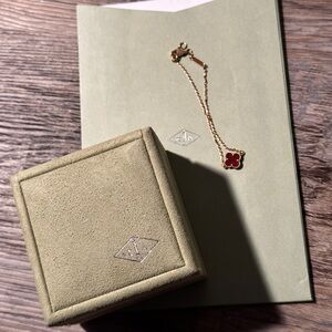 Van Cleef & Arpels Sweet Alhambra Bracelet Carnelian
Rose Gold